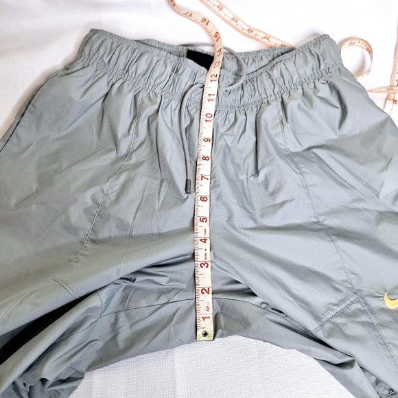 Nike brand "The Snow Leapard in a Jogger".Parachute Joggers size small. - Picture 6 of 10
